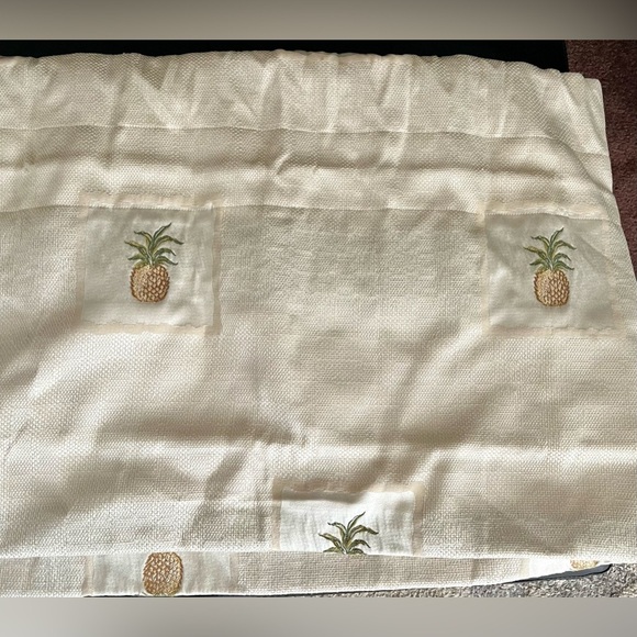belk Other - Balloon Valance, Pineapple on Cream background, 18Lx84W Tropical Island Elegant